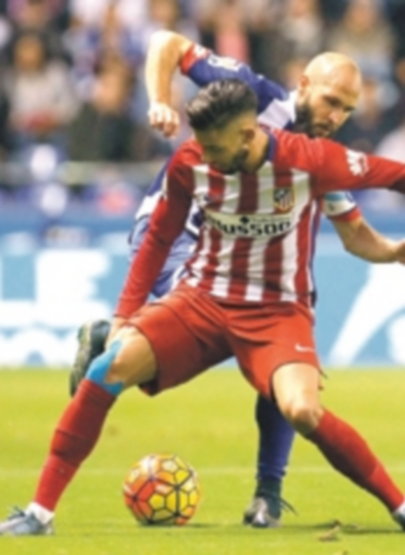 Ferreira-Carrasco (delante) lucha el balón con un defensa del Deportivo. / EFE