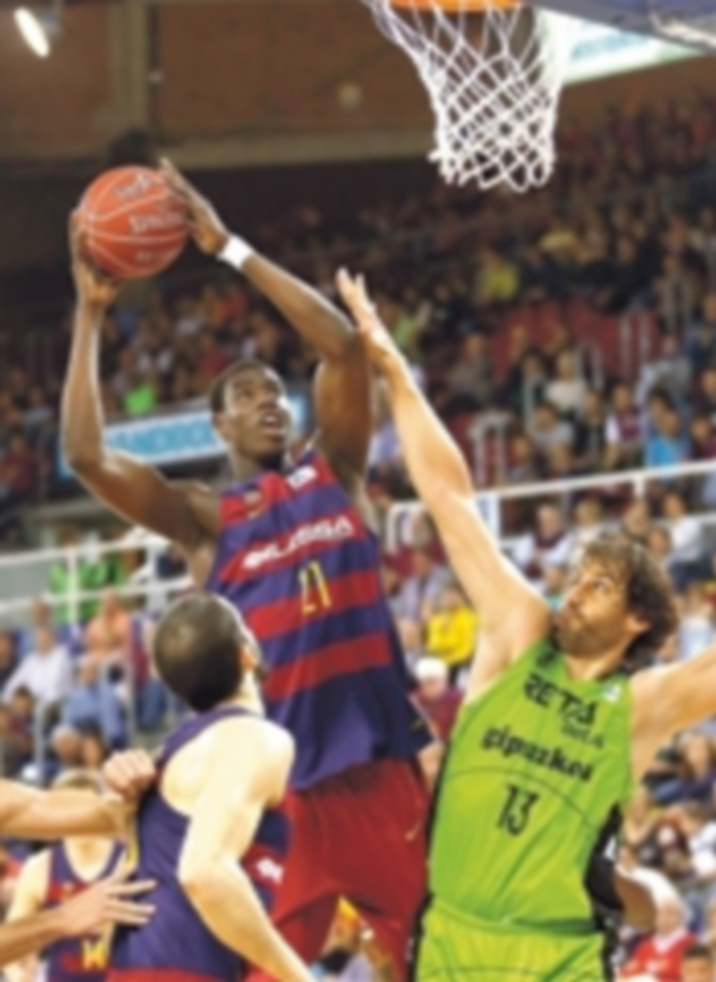 El pívot senegalés del Barcelona Moussa Diagne entrando a canasta. / EFE