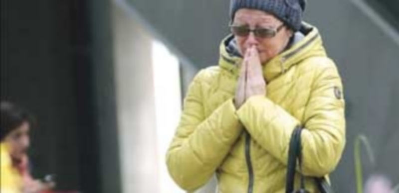 Una mujer llora en el homenaje a las víctimas en San Petersburgo. / EFE