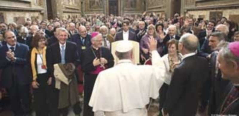 El papa Francisco (en el centro) durante la audiencia con representantes de diferentes movimientos provida que tuvo lugar ayer en el Vaticano. / EFE