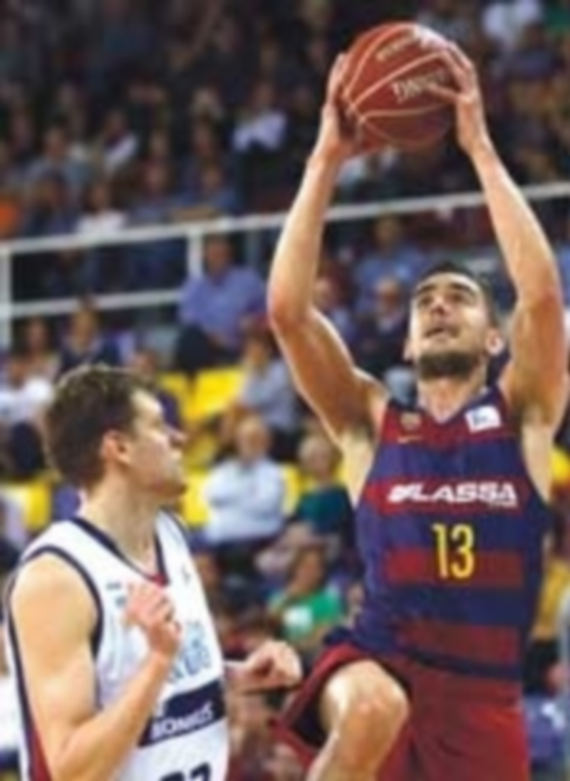 Tomas Satoransky (derecha) entra a canasta frente a Eimantas Bendzius. / EFE