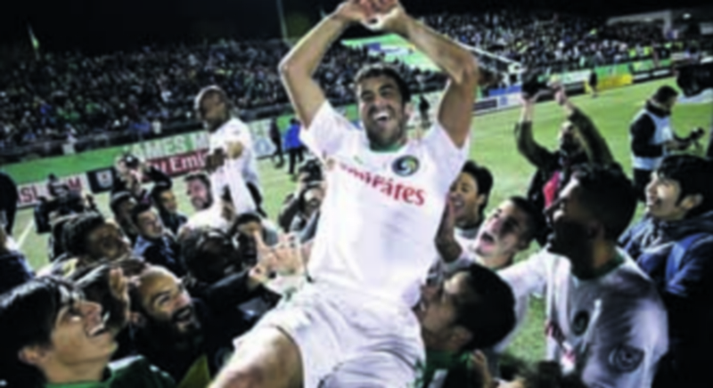 La plantilla del Cosmos mantea a Raúl