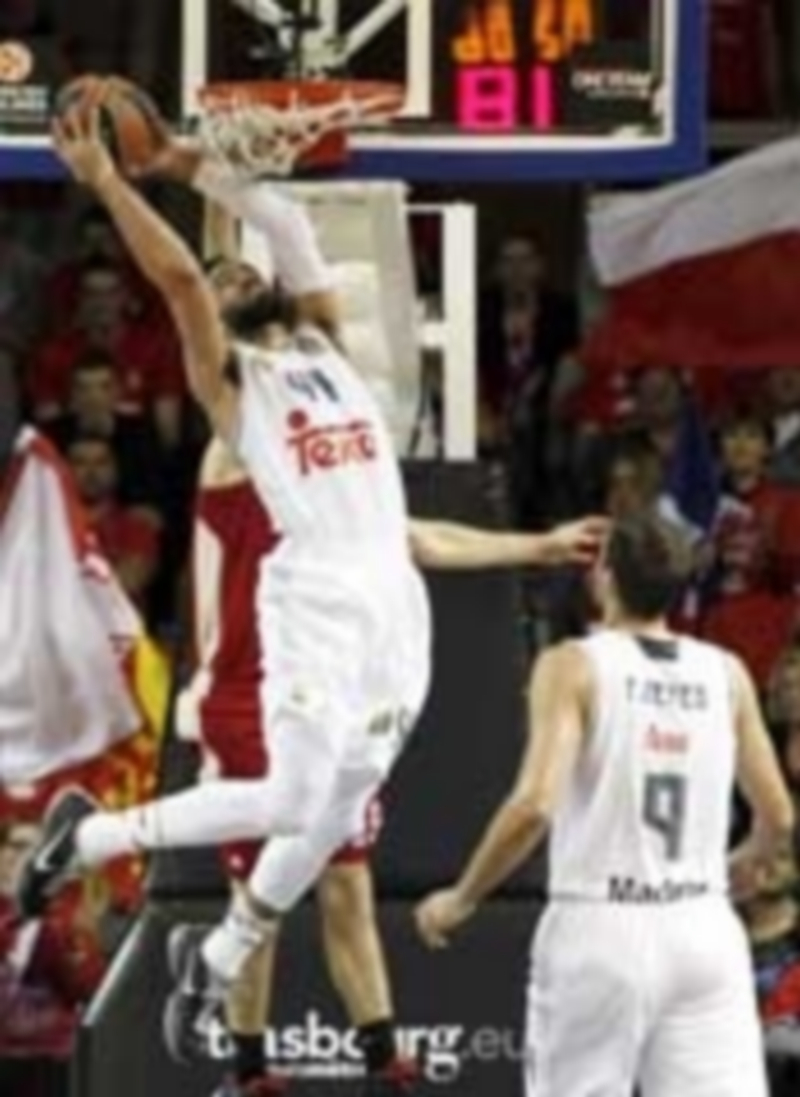 El madridista Jeffery Taylor entra a canasta en el partido ante el Estrasburgo. / EFE