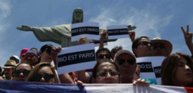 Ciudadanos de Río de Janeiro muestran mensajes de solidaridad con las víctimas del atentado en París del pasado 13 de noviembre ante el Cristo de Corcovado. / EFE