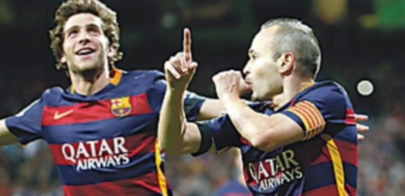 Iniesta (dcha) y Sergi Roberto celebran el tercer gol azulgrana del pasado sábado en el Bernabéu