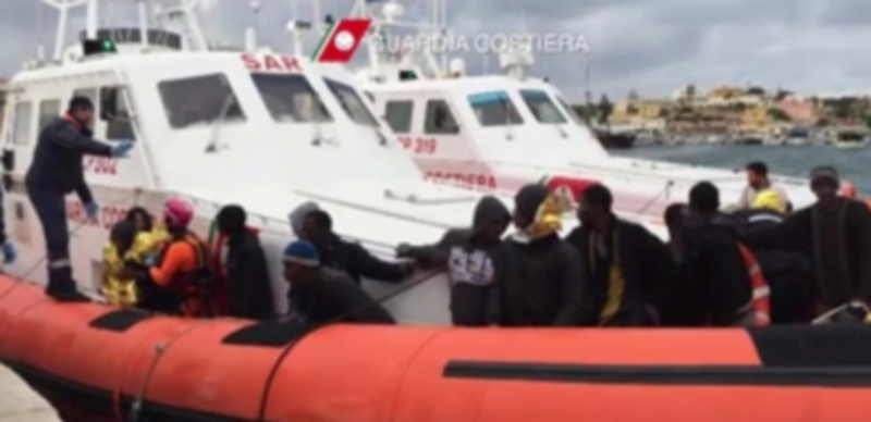 Un grupo de inmigrantes llegando al puerto de Lampedusa