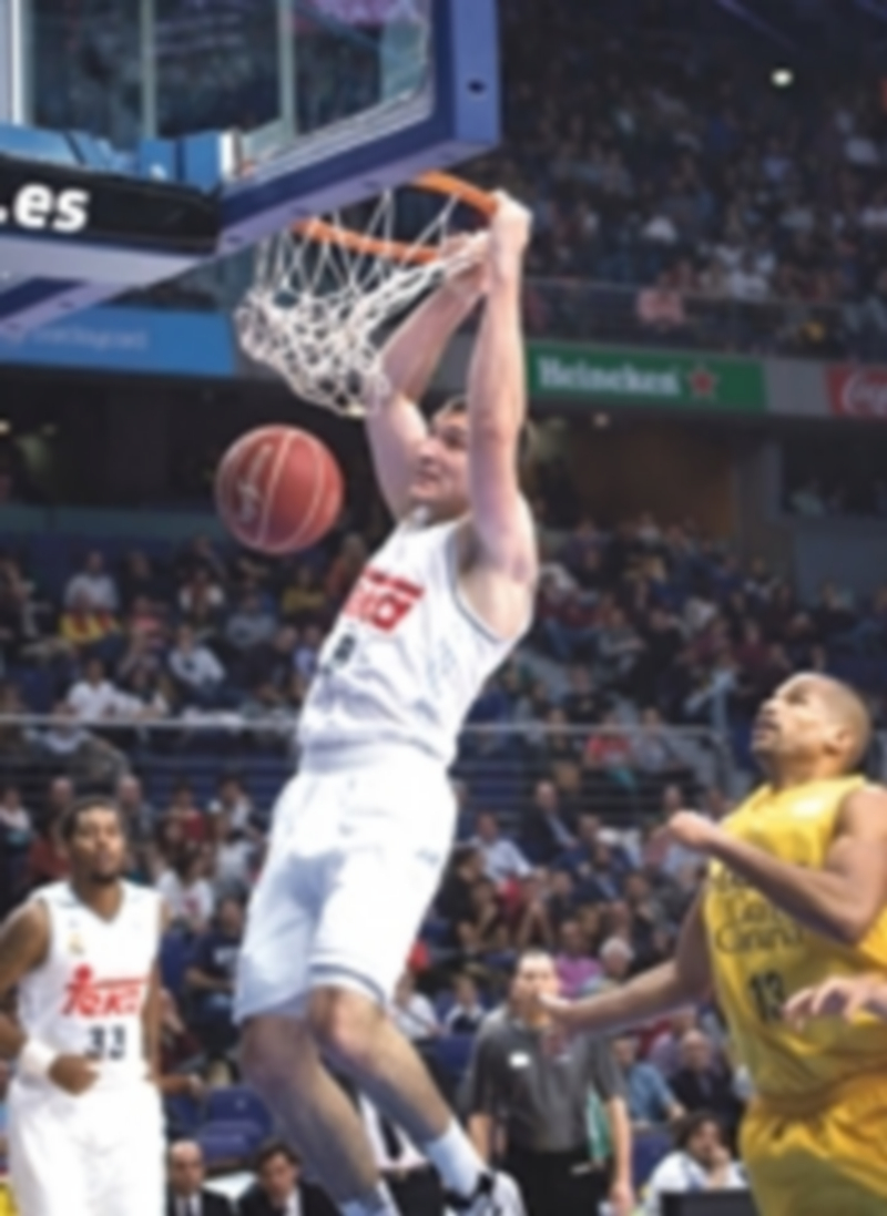 Maciulis realiza un mate en la victoria del Real Madrid ante el Gran Canaria. / EFE