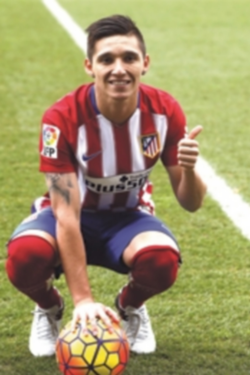 El centrocampista argentino.posa con la elástica rojiblanca en el Calderón. / EFE