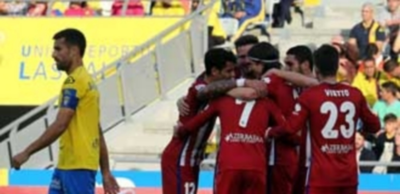 Solidez... y Griezmann 1 Los jugadores del Atlético celebran con Filipe Luis su gol ante Las Palmas