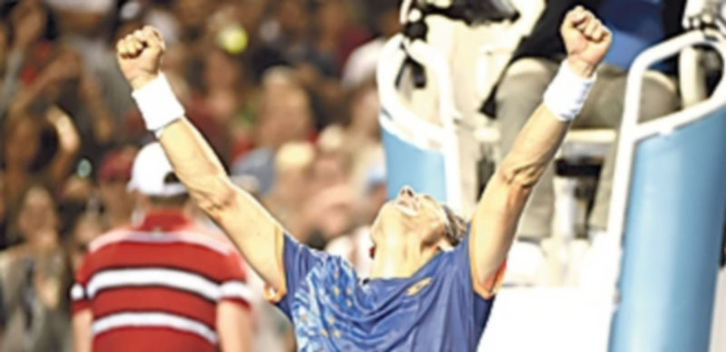 David Ferrer celebra su victoria sobre el estadounidense John Isner en los octavos de final del Abierto de Australia