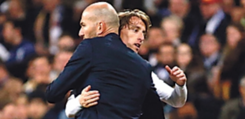 Zidane felicita a Modric tras ser sustituido en el último partido del Madrid. / EFE