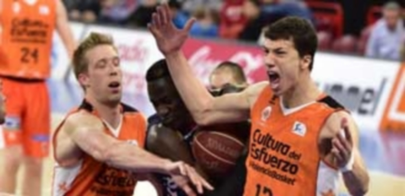 El jugador del Valencia Basket Vladimir Lucic (derecha) protesta una lucha con Ilimane Diop