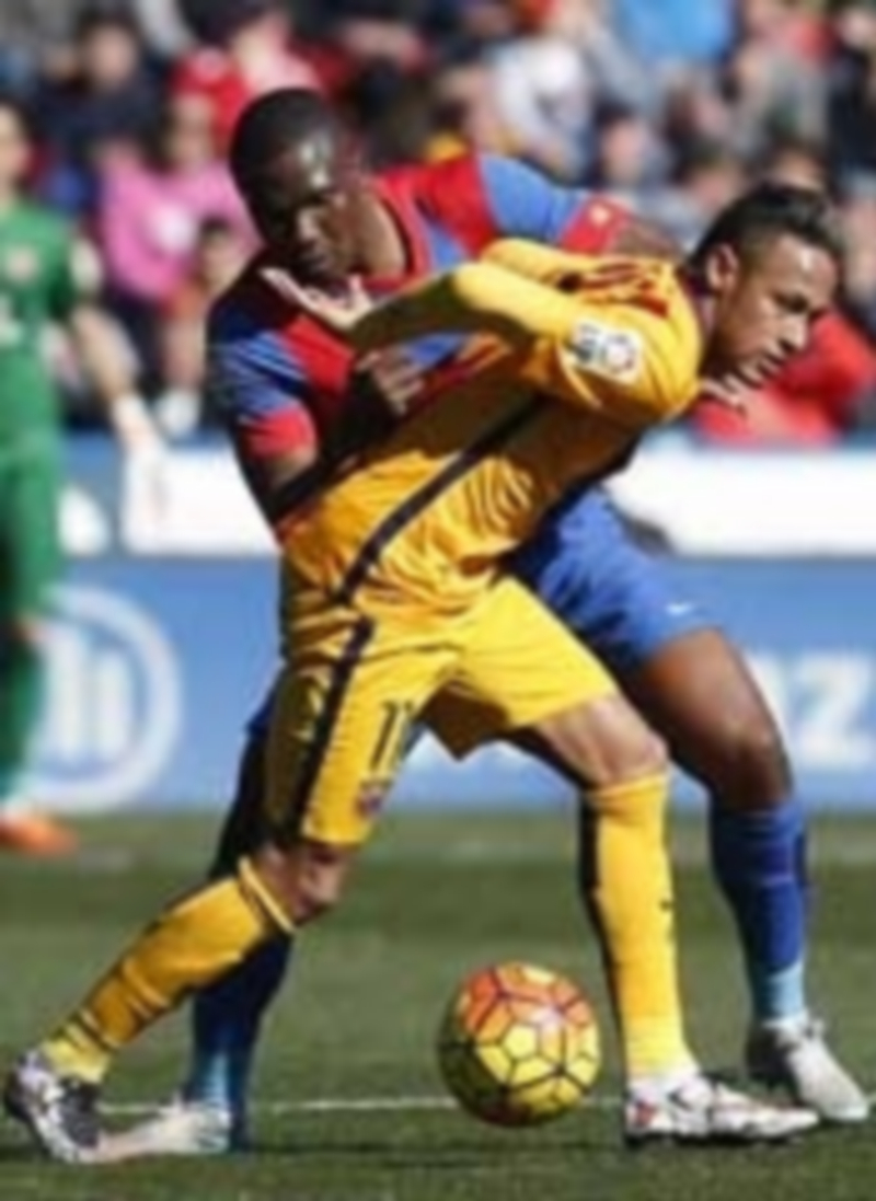 Neymar protege el balón durante el partido del domingo ante el Levante. / EFE