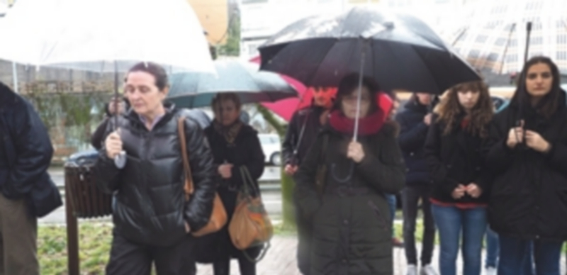 Asistentes a la concentración contra el crimen machista en Becerreá. / Efe