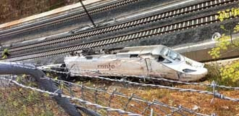 El descarrilamiento del Alvia 04155 por exceso de velocidad en julio de 2013 provocó la muerte de 81 personas y más de un centenar de heridos. / Efe