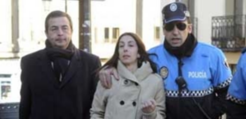 La acusada junto a su abogado y un policía local de León. / Efe