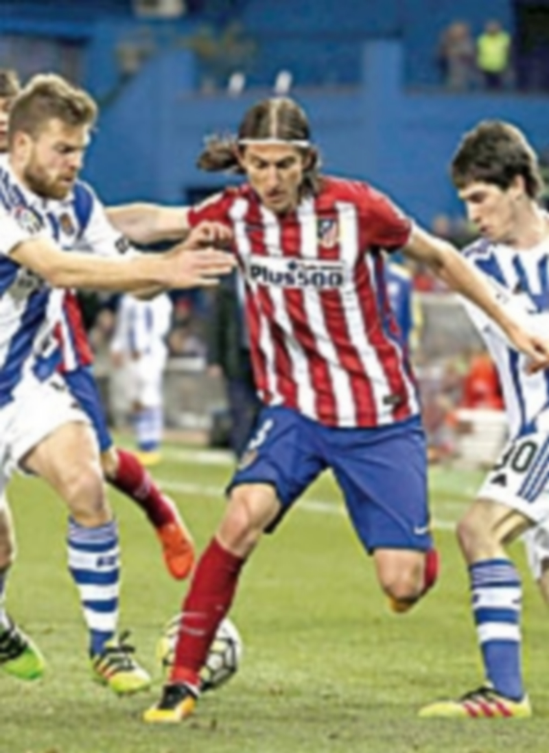 Filipe Luis pugna por el balón durante un partido anterior del Atlético. / EFE