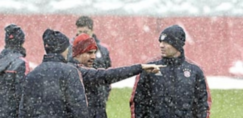 El Bayern se la juega ante una mermada Juve 1 Pep Guardiola da instrucciones a sus jugadores durante el entrenamiento bajo la nieve previo al partido de esta noche. / EFE