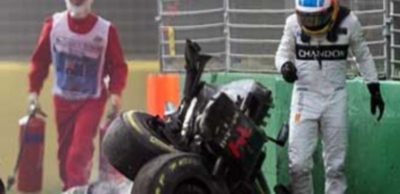 Fernando Alonso sale del McLaren MP4-31 tras sufrir un espectacular choque en la vuelta 17 con Esteban Gutiérrez. / EFE