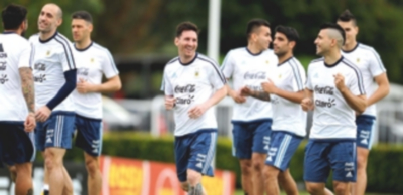 Argentina busca su primera victoria en casa ante Bolivia 1 Argentina espera que su victoria en casa meta al conjunto en los puestos de acceso directo para el Mundial 2018. / EFE