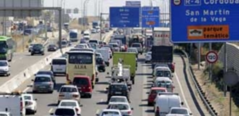 El primer trimestre termina con 275 fallecidos en las carreteras 1 Decenas de vehículos a la salida de una gran ciudad. / Efe