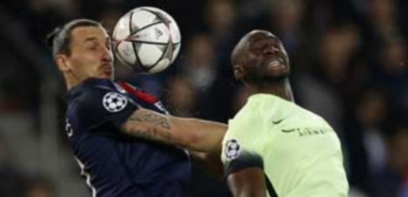 Manchester City y PSG, en busca de un pase histórico a semifinales 1 Ibrahimovic (izq) y Mangala disputan un balón durante el partido de ida. / EFE