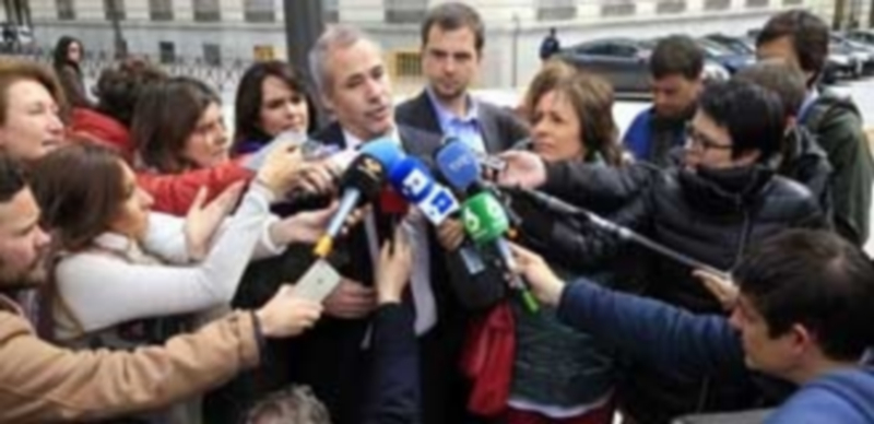 El abogado de Raúl García y Alfonso Lázaro a la entrada de la Audiencia Nacional. / Efe