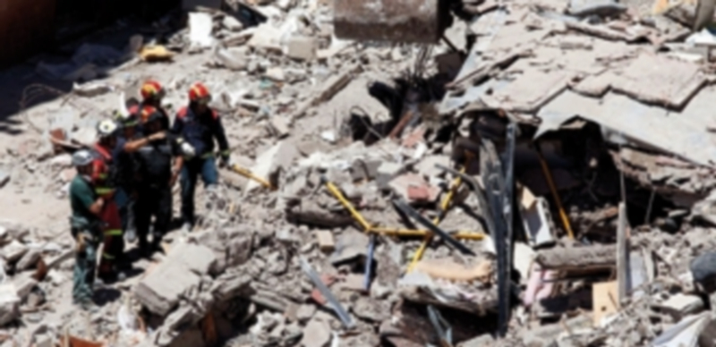 Varios bomberos durante las labores de rescate en la zona cero del fatídico siniestro en Arona (Tenerife). / Efe