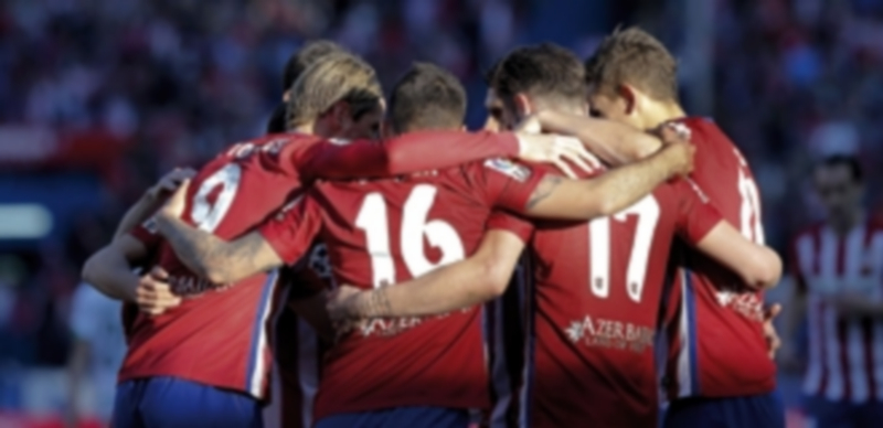La Liga, al rojo vivo 1 Los jugadores del Atlético celebran abrazados el tercer gol ante el Granada