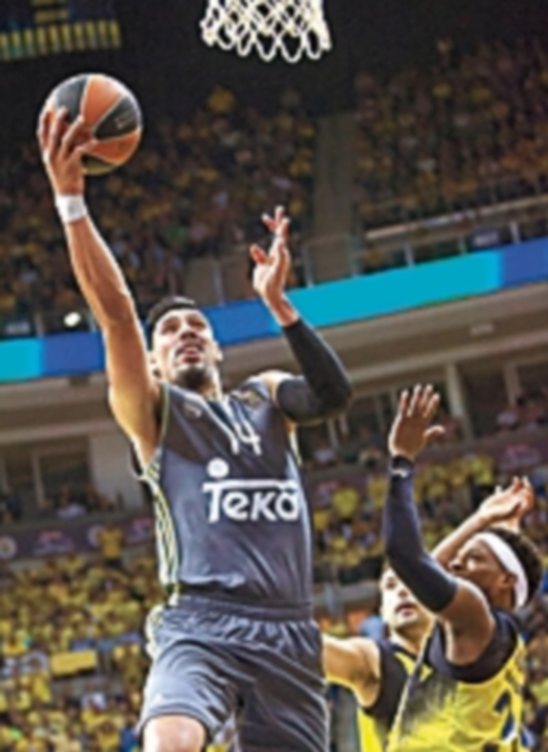 Gustavo Ayón trata de encestar ante la presencia de Bobby Dixon. / EFE