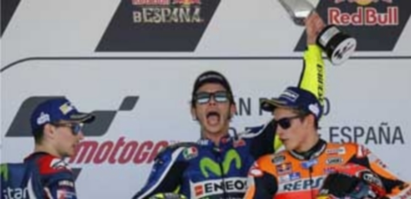 Valentino Rossi celebra su victoria en el Circuito de Jerez acompañado en el podio por Jorge Lorenzo (izquierda)