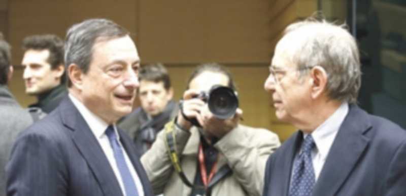 Mario Draghi (izq) y el ministro de Finanzas italiano
