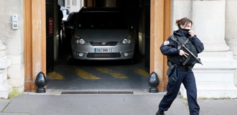 El sospechoso Salah Abdeslam comparecerá ante el juez en París tras su traslado desde Bélgica. / EFE