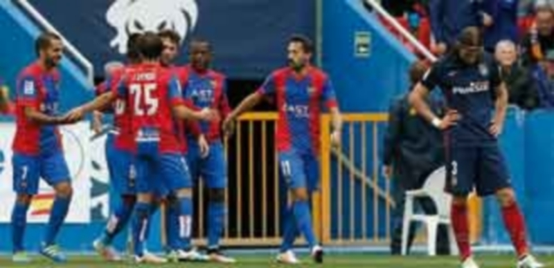 Partida terminada 1 Filipe Luis (dcha) se lamenta tras el segundo gol del Levante