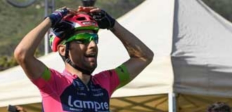 Ulissi celebra su victoria en la meta de Praia a Mare tras la jornada con las primeras rampas de este Giro de Italia. / EFE