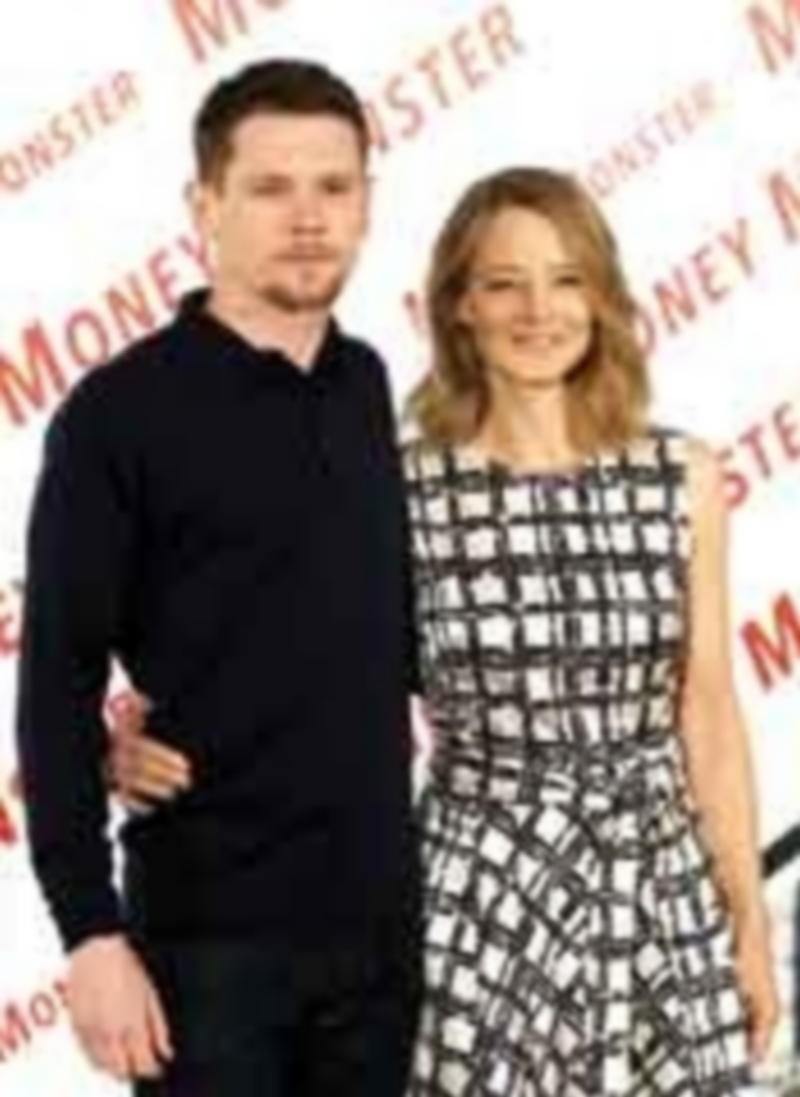 Jodie Foster junto a Jack O'Connell en la presentación de ‘Money monster’. / Efe