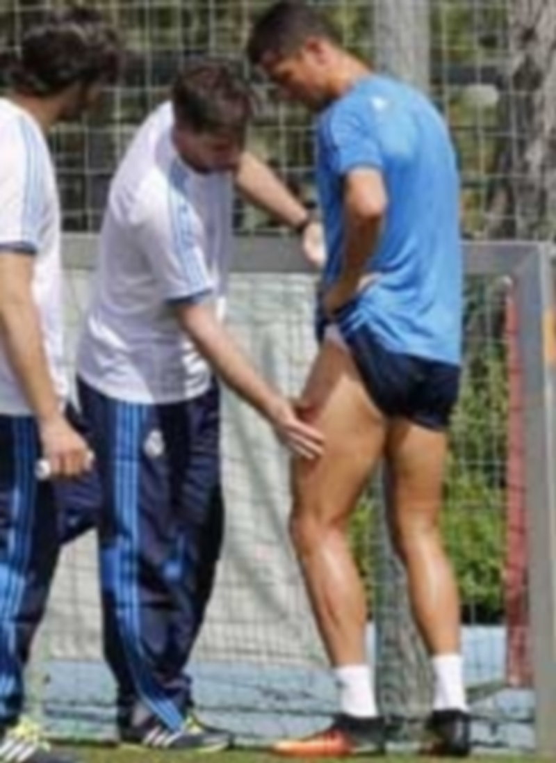 Cristiano tuvo que ser atendido por los fisioterapeutas tras el golpe. / EFE