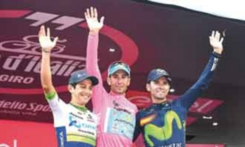 Esteban Chaves (izq) y Alejandro Valverde flanquean a Vincenzo Nibali