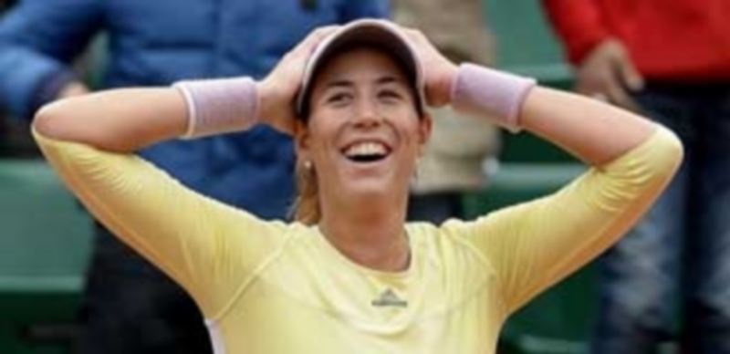 Garbiñe Muguruza celebra su victoria ante la australiana Samantha Stosur tras el partido que enfrentó a ambas en la semifinal del torneo de Roland Garros. / EFE