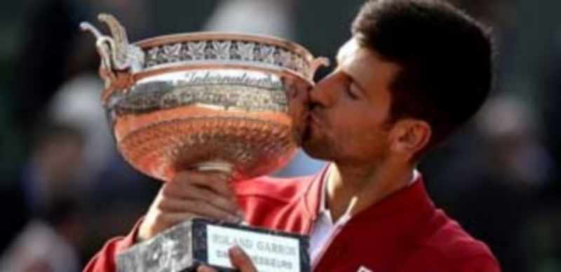 Novak Djokovic besa el trofeo que le acredita como vencedor de Roland Garros