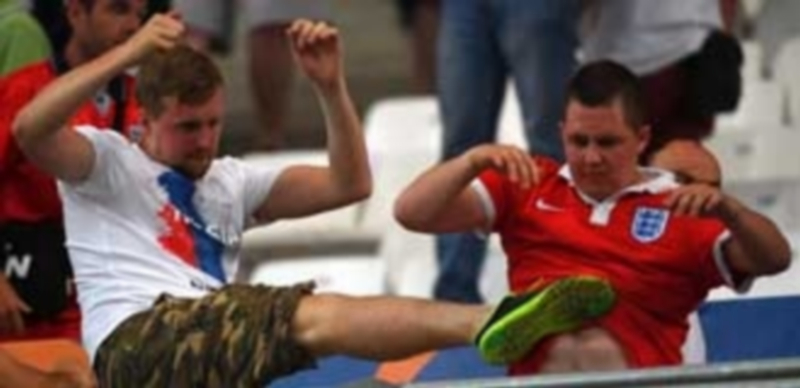 Un aficionado ruso patea a un inglés en el transcurso del partido que enfrentó a ambas selecciones el pasado sábado. / EFE