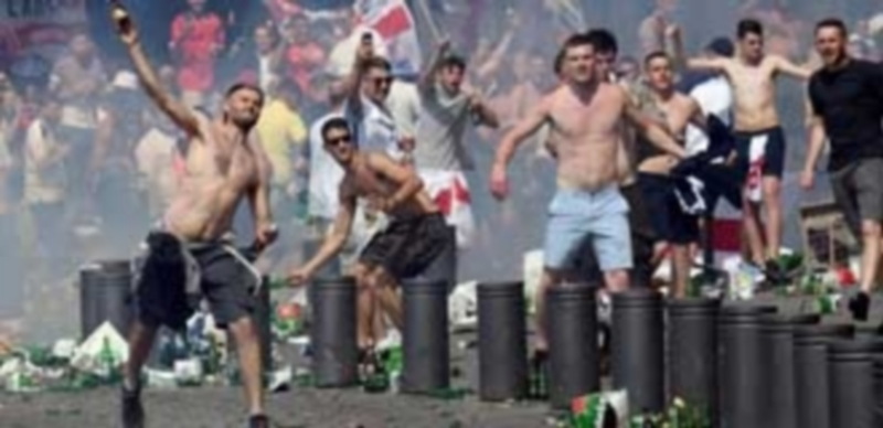 A prisión dos ingleses por los altercados de Marsella 1 Un grupo de seguidores británicos lanza botellas de cristal en las calles de Marsella horas antes del debut de la selección inglesa contra Rusia. / EFE