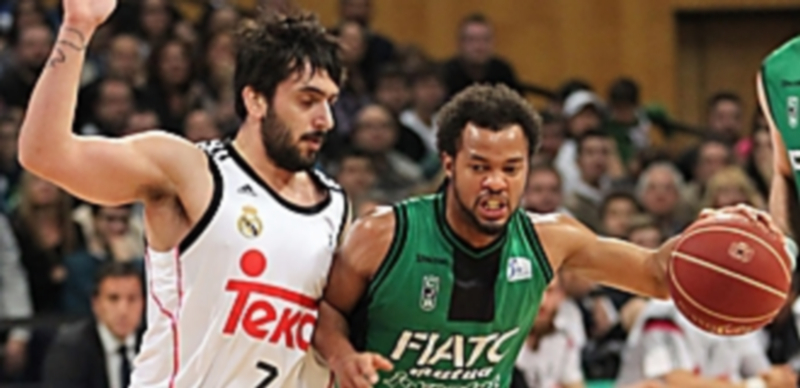 Facundo Campazzo (izq) presiona al base del Joventut Clevin Hannah. / EFE