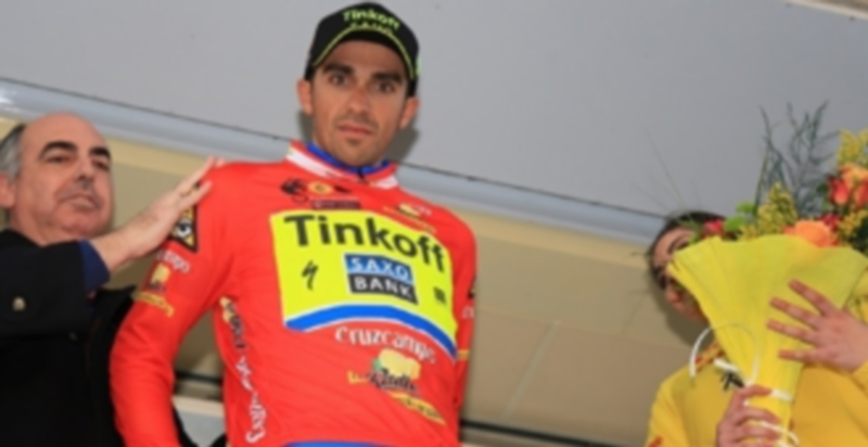 Alberto Contador posa con el maillot de líder en la Vuelta a Andalucía