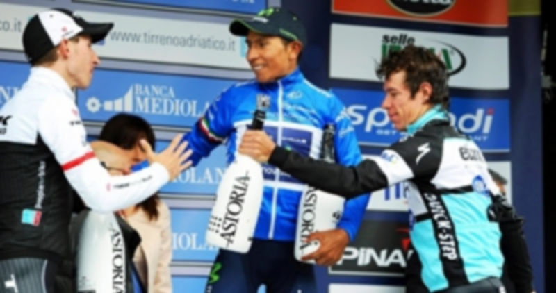 Nairo Quintana (centro) celebra su victoria en la general por delante de Bauke Mollema (izq) y Rigoberto Urán (der). / EFE
