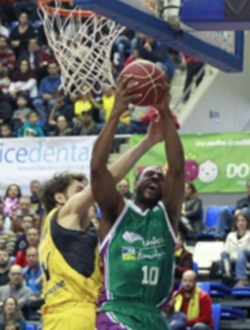 Will Thomas (der) busca la canasta ante la defensa de Fotios Lampropoulos. / EFE