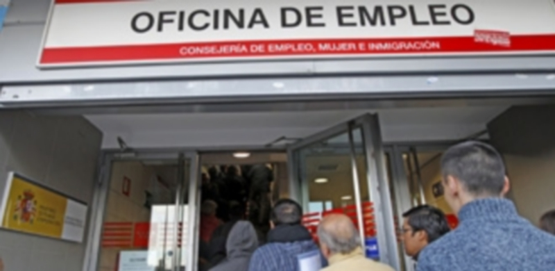 Varios demandantes de empleo