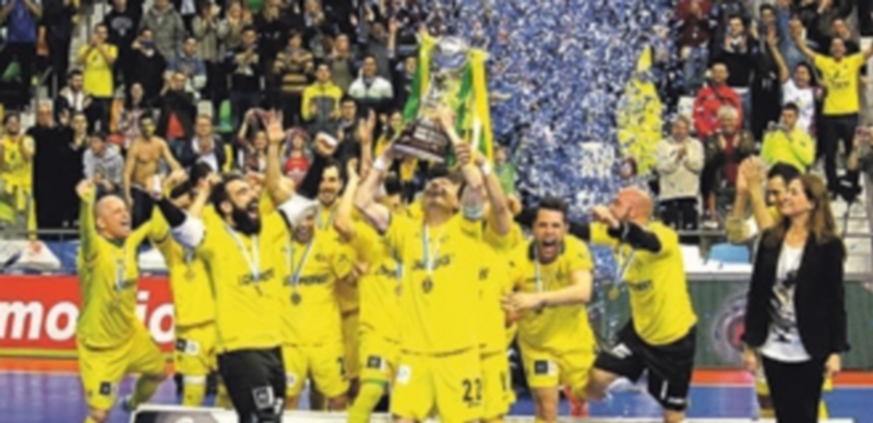 Los jugadores del Jaén Paraíso Interior levantan el trofeo conseguido. / E.P.