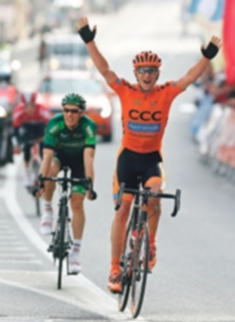 Maciej Paterski celebra el triunfo en la primera etapa de la Volta a Catalunya. / EFE