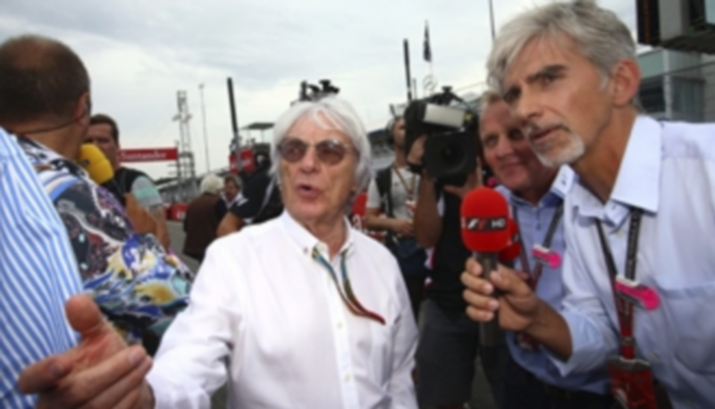 Bernie Ecclestone (centro) junto con el expiloto Damon Hill (derecha). / EFE
